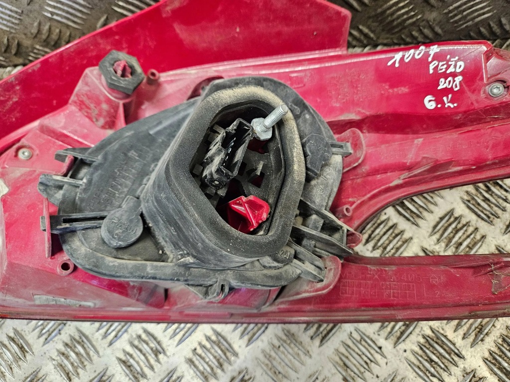 фото №8, Peugeot 208 2015 задняя сторона левая лампа задняя