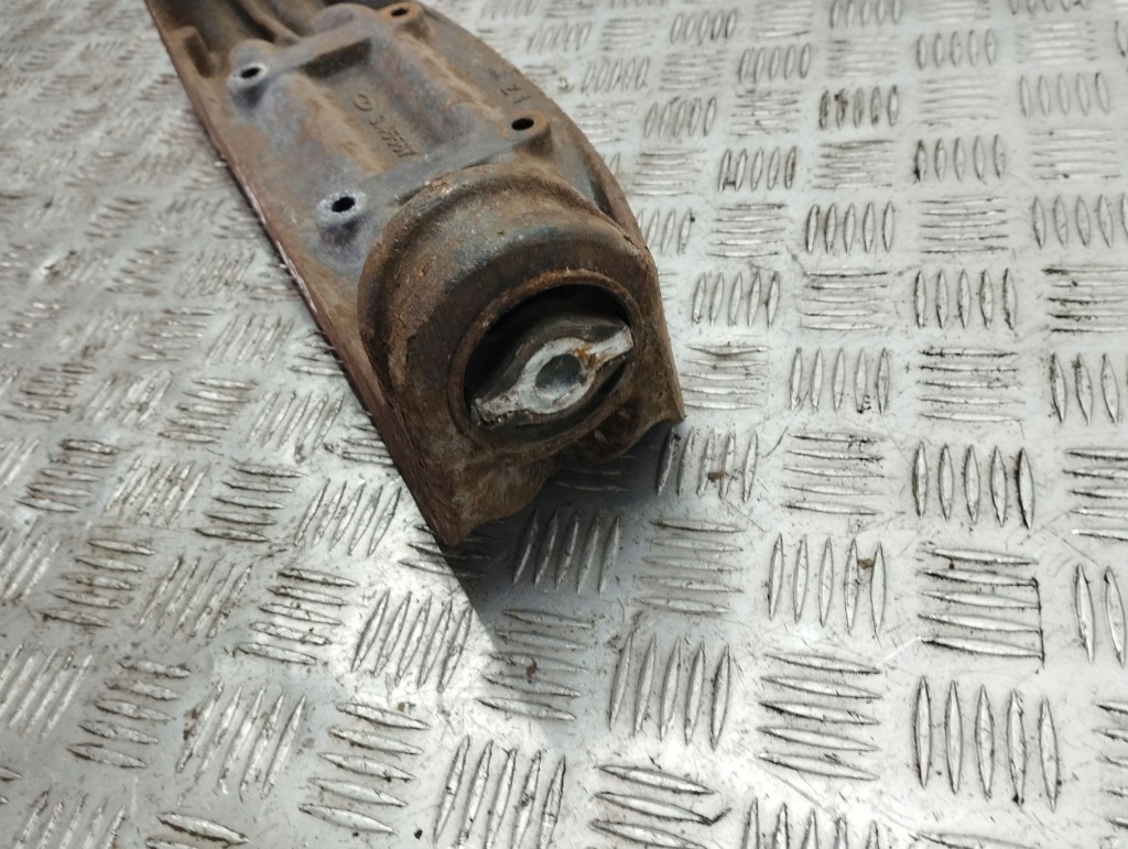 Maserati quattroporte 2010 кронштейн заднього диференціал 3455673 Недорого