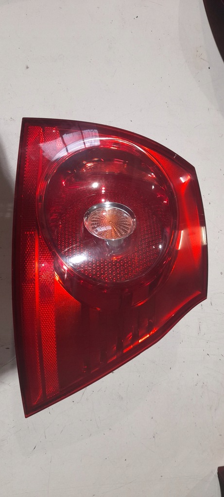 фото №1, Vw golf v лампа правий задня 1k6945096d