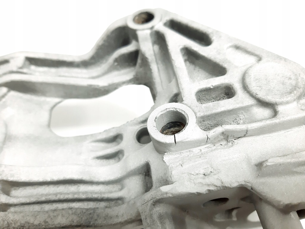 Vw passat b8 1.6 tdi dcx 04l903143d кронштейн генератора Недорого