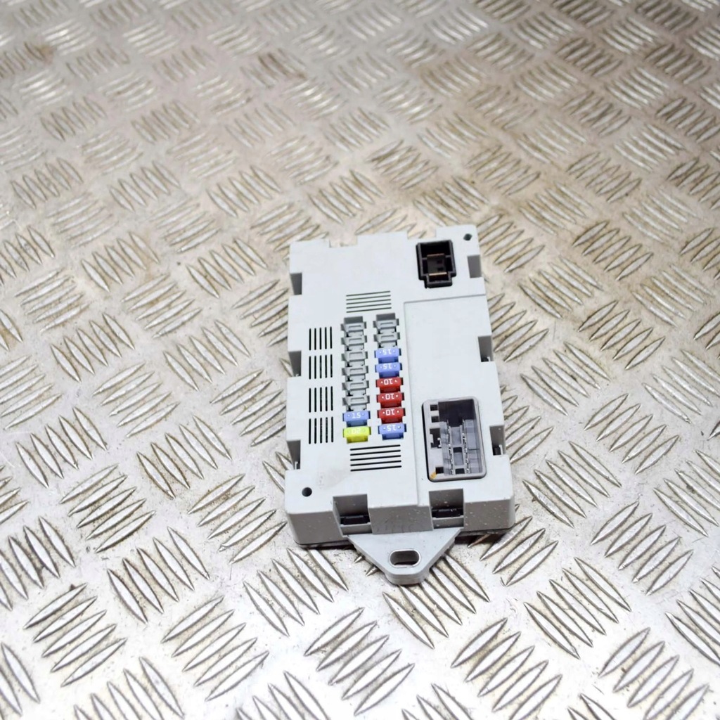 фото №2, Land rover range rover velar 2019 рамка / модуль предохранителей