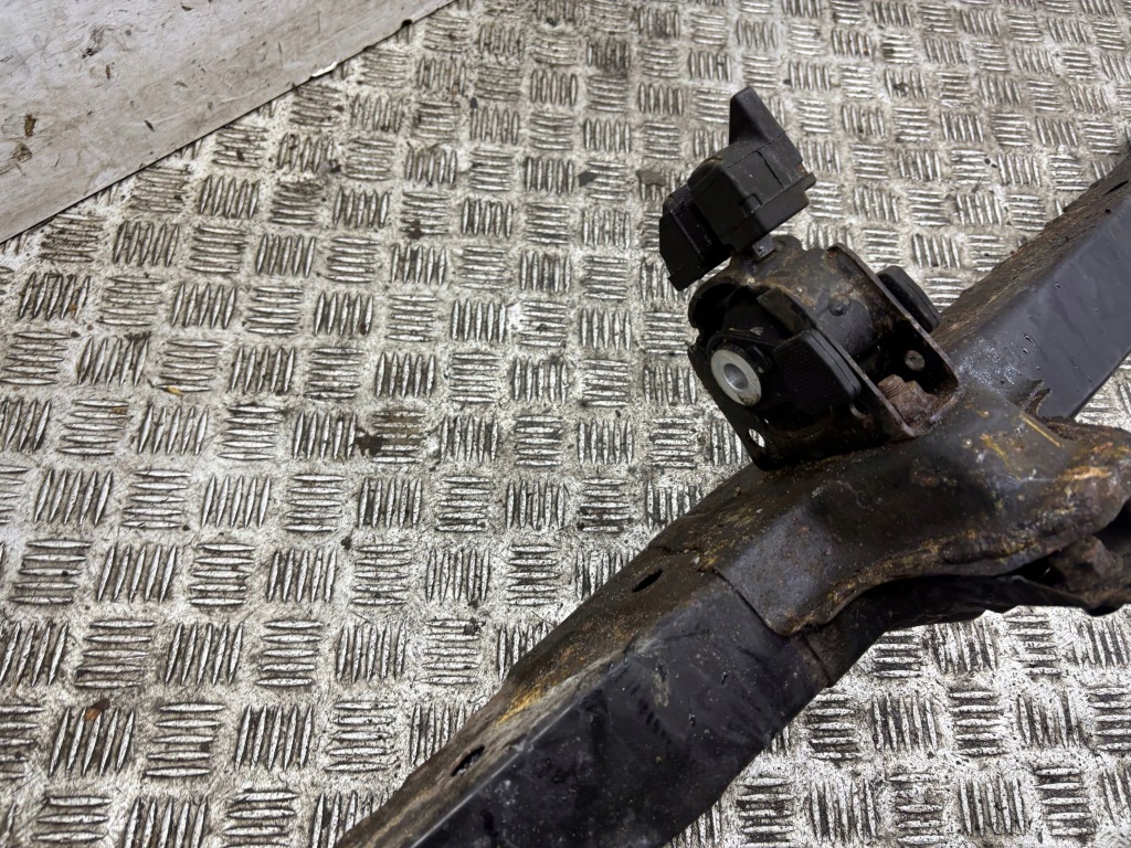 фото №8, Lexus ct 200h 2012 нижні кронштейн радіатора