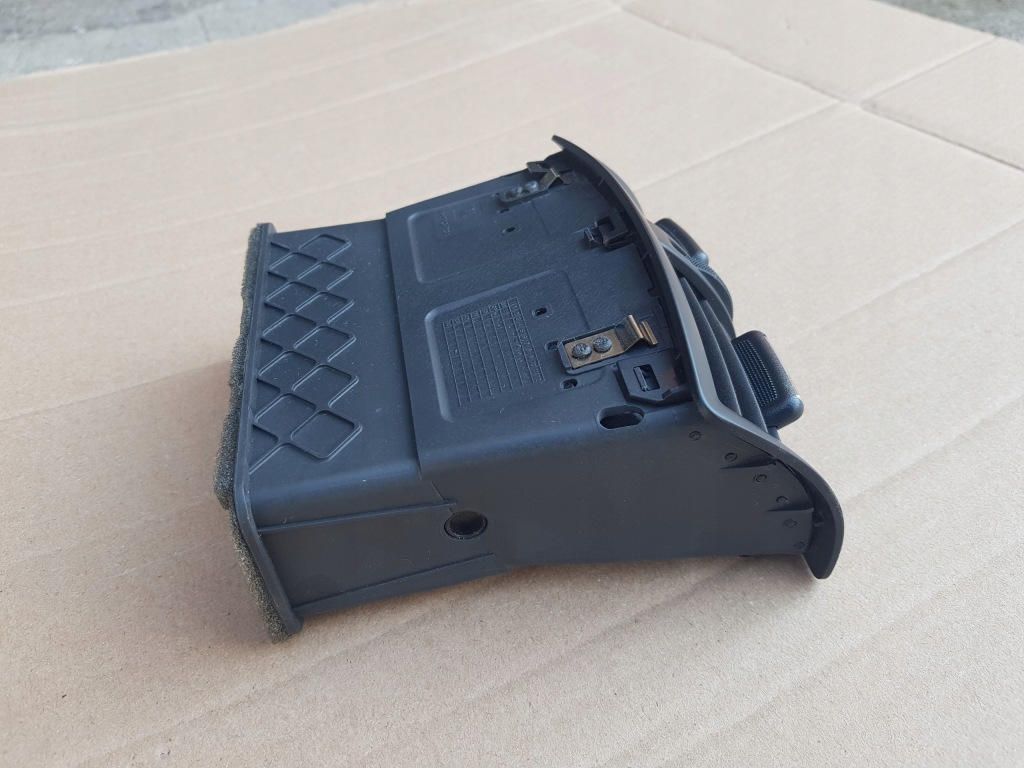 Купити Ґрати обдув задні тунель opel insignia a 13274338 в гарному стані справні чорні