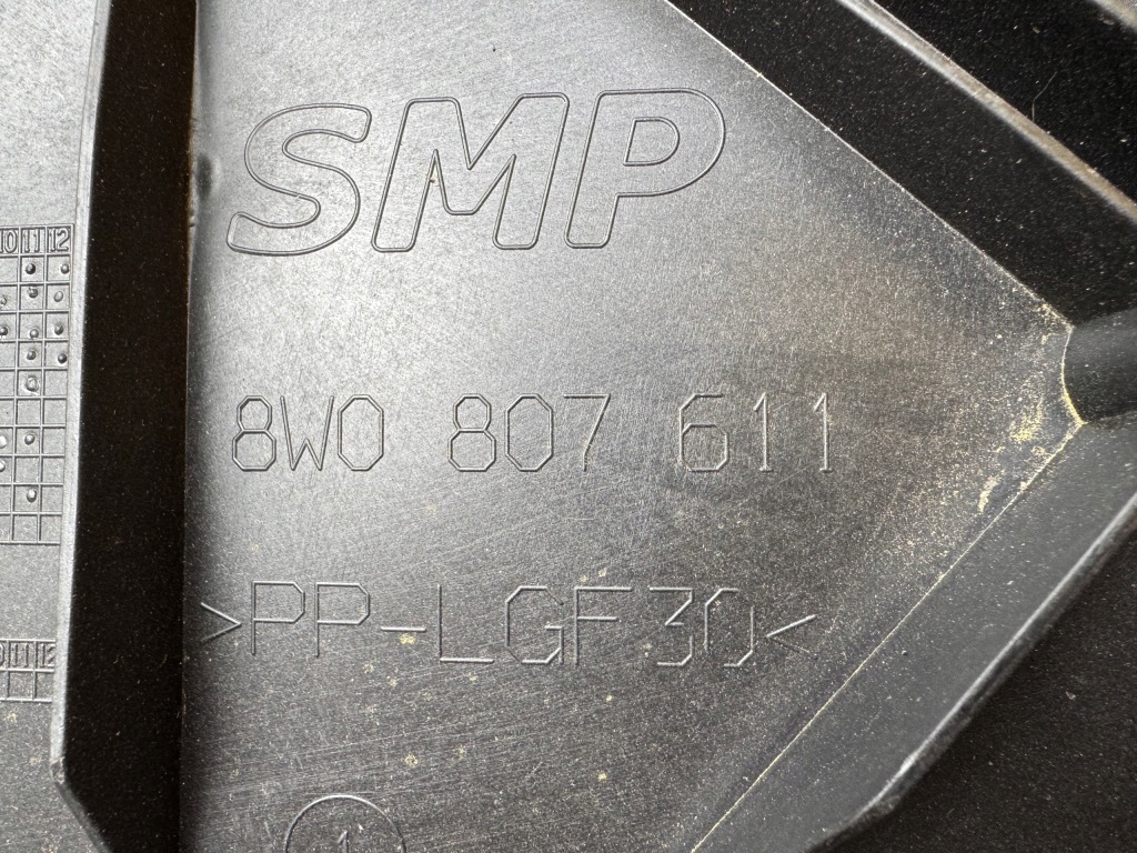 Audi a4 b9 8w0 рестайлинг  плита накладка под бампер передний перед 8w0807611 Оригинал