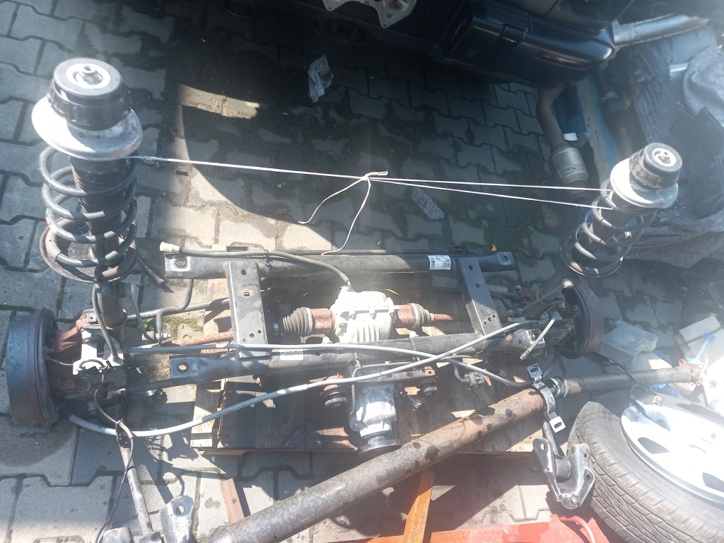 фото №1, Поворотный кулак ступица амортизационная стойка задняя dacia duster ii 4x4 1.5 dci амортизационная стойка правый