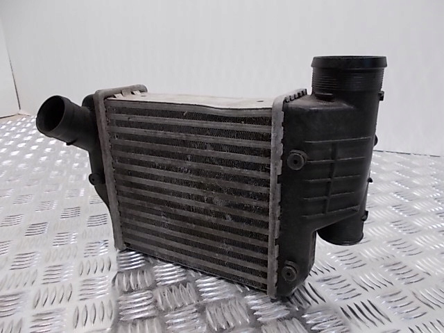 Купити Радіатор інтеркулер audi a6 c6 4f 04-11 4f0145805af оригінал лівий