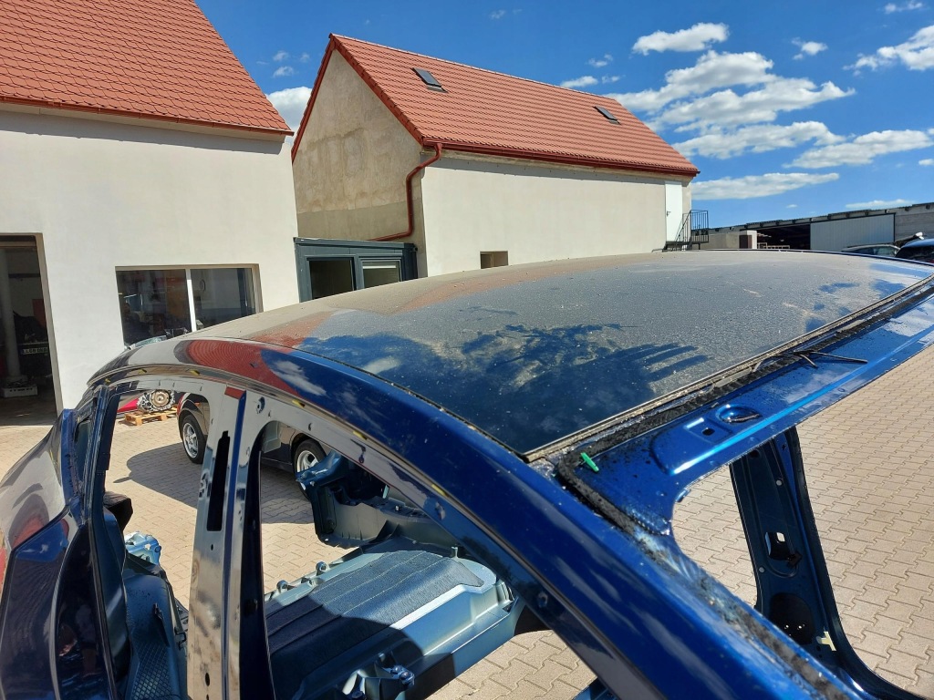 Tesla model y 2024r, дах niebieski ppsb Зі Шроту