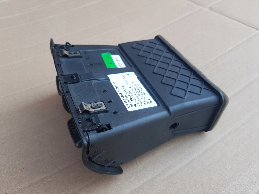 Ґрати обдув задні тунель opel insignia a 13274338 в гарному стані справні чорні Оригінал