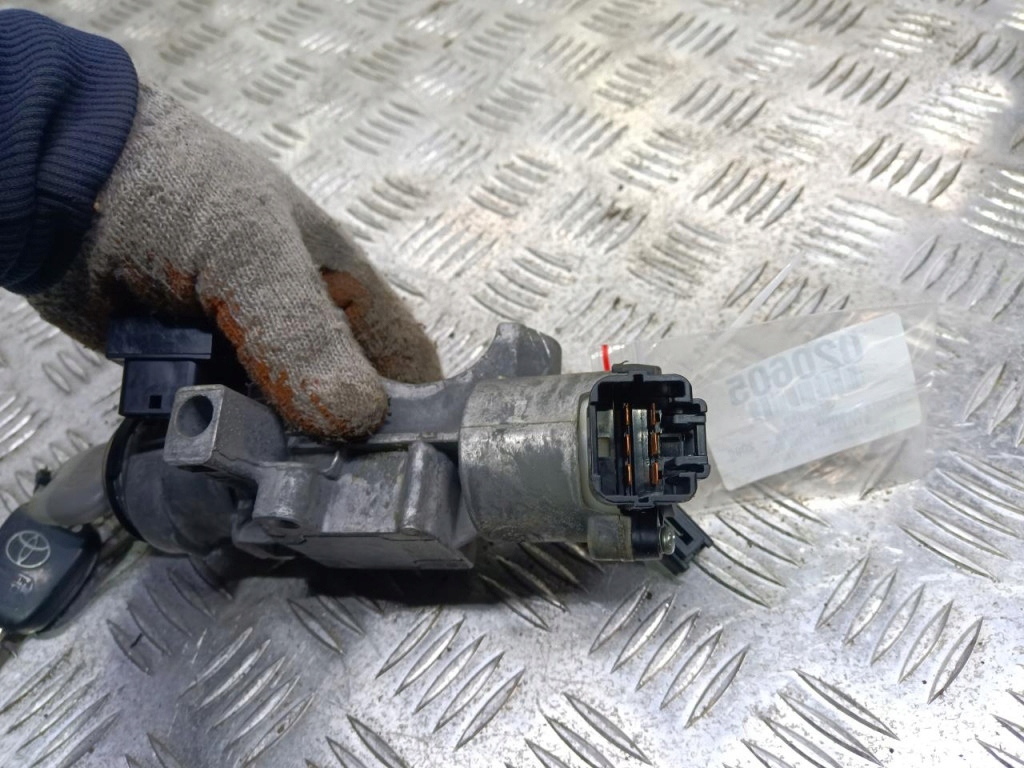 фото №5, Toyota avensis t25 замок зажигания /ключи 89783-05010