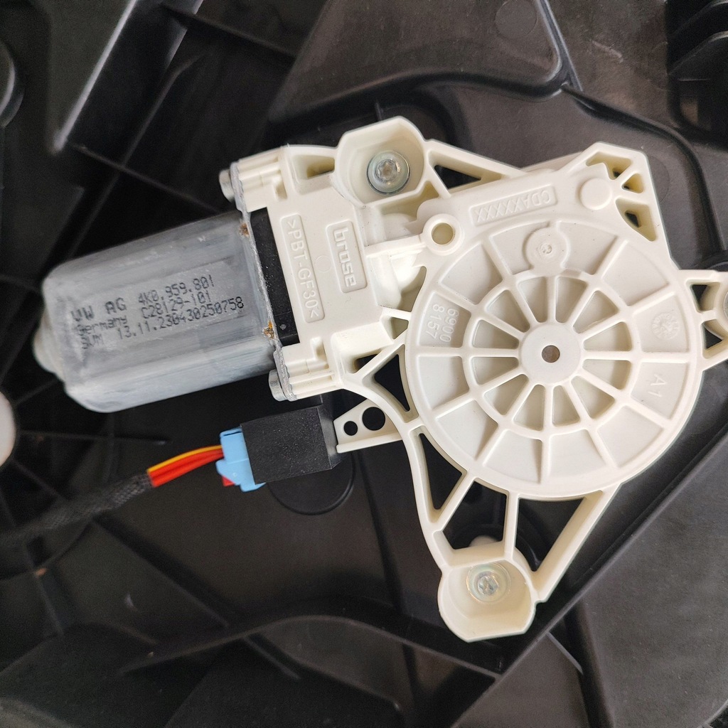 фото №7, Skoda enyaq iv 2024 перед сторона ліва підйомник скло двері з двигун