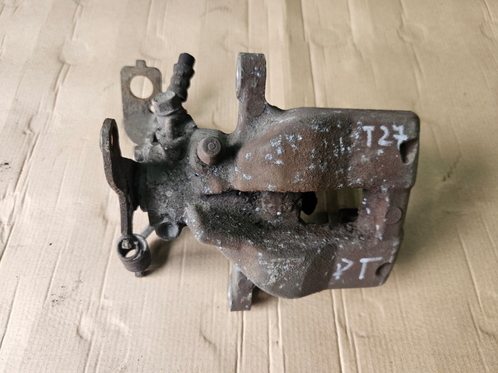 фото №1, Toyota avensis t27 09-17 суппорт правый задняя