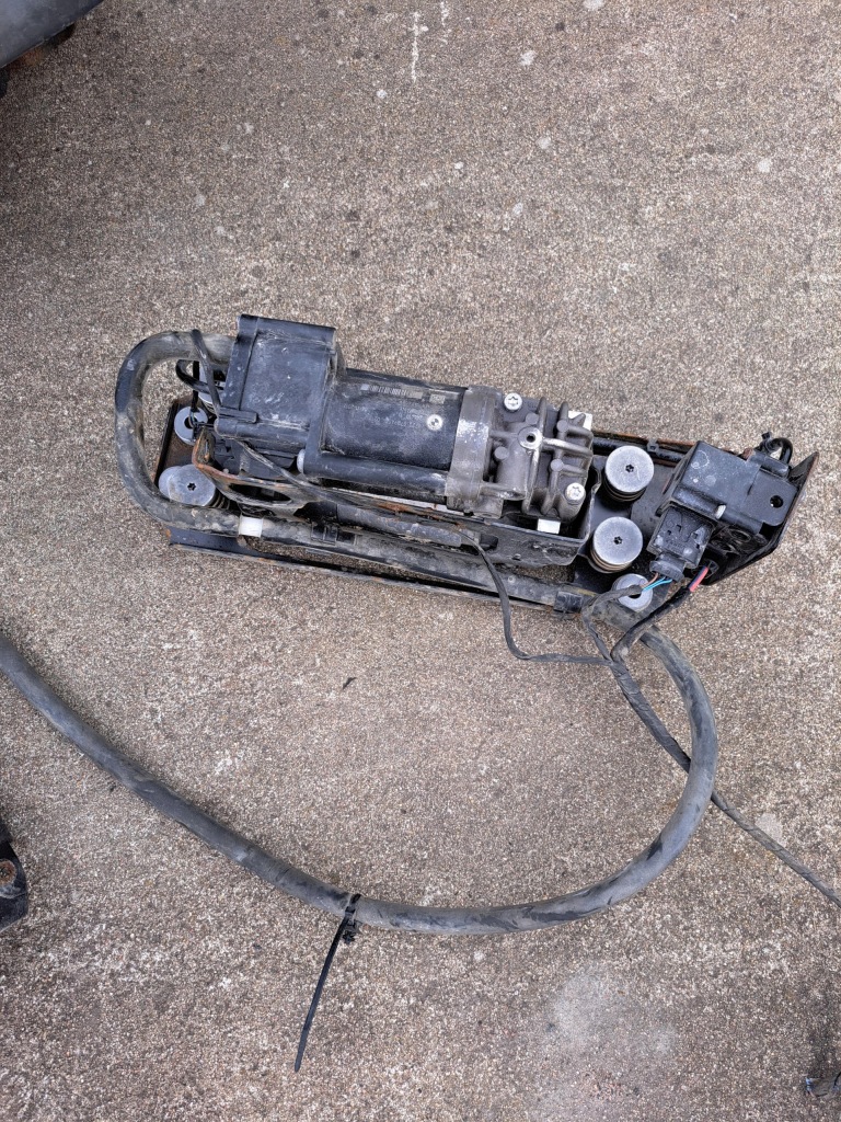 Купити Насос підвіска компресор bmw f11 6789450