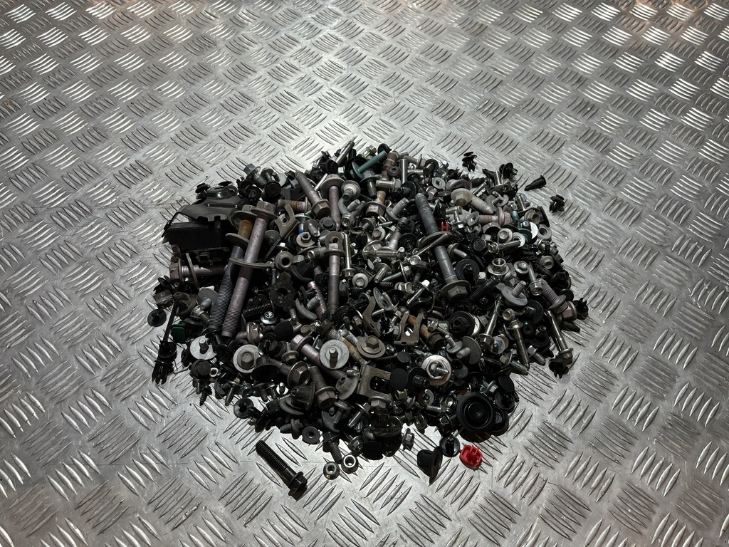 фото №1, Болты клипсы с демонтажа mazda 3 bp 19-