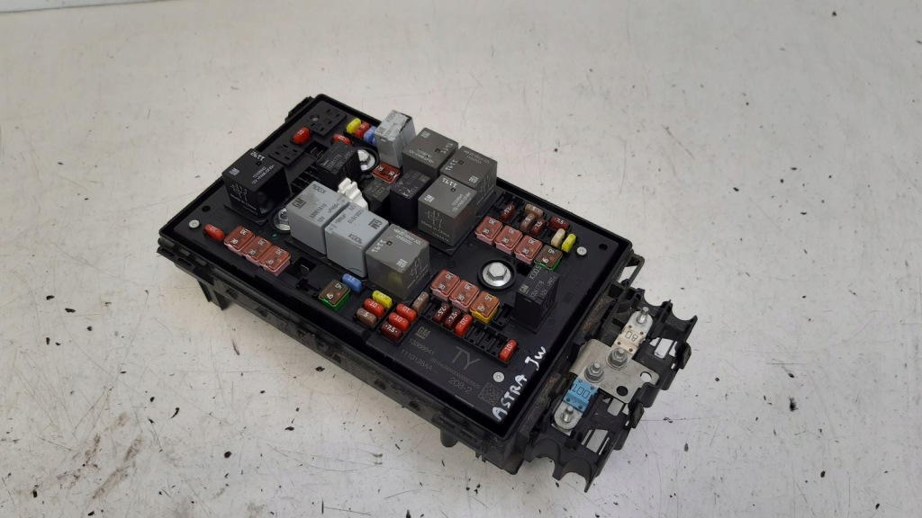 фото №1, Коробка запобіжників opel оригінальний номер 13368641