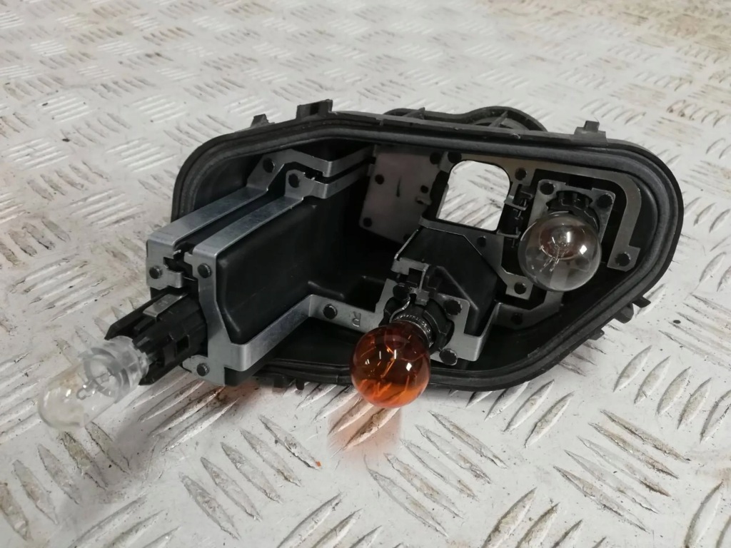 фото №1, Opel corsa f вкладыш лампы задняя правый