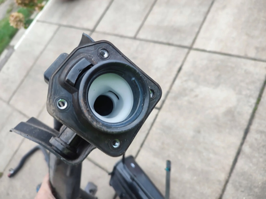 Фільтр вугільний активний труба заливної kia stonic 2023 1.0 t-gdi Оригінал