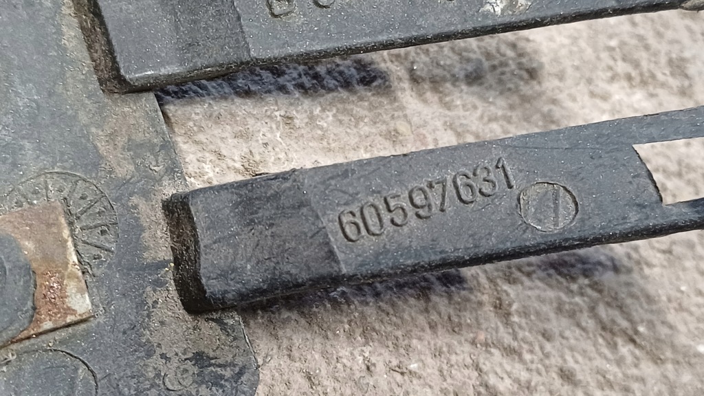 фото №3, Alfa romeo 166 заглушка бампера фаркоп задняя 60597631