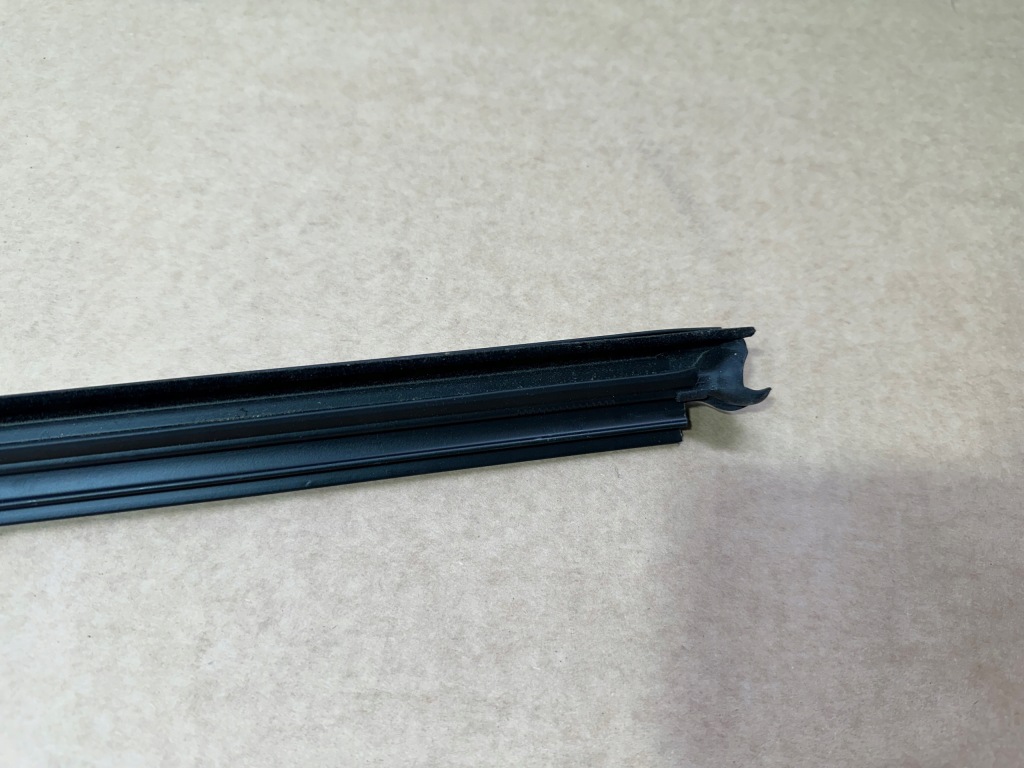 фото №8, Молдинг ущільнювач правий перед, права передня mercedes b klasa w247