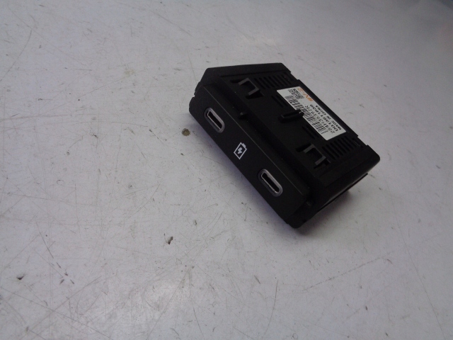 фото №1, Разъём порты usb renault austral 1.3 mild hybrid 2023 rok