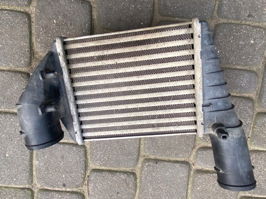 Радіатор повітря audi a4 b5 2,5tdi правий 059145806 Доставка