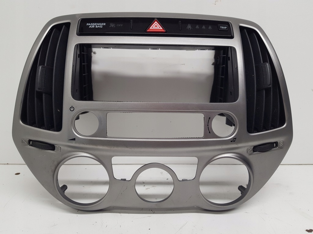 фото №1, Hyundai i20 lift панель рамка радио 84704-1j630