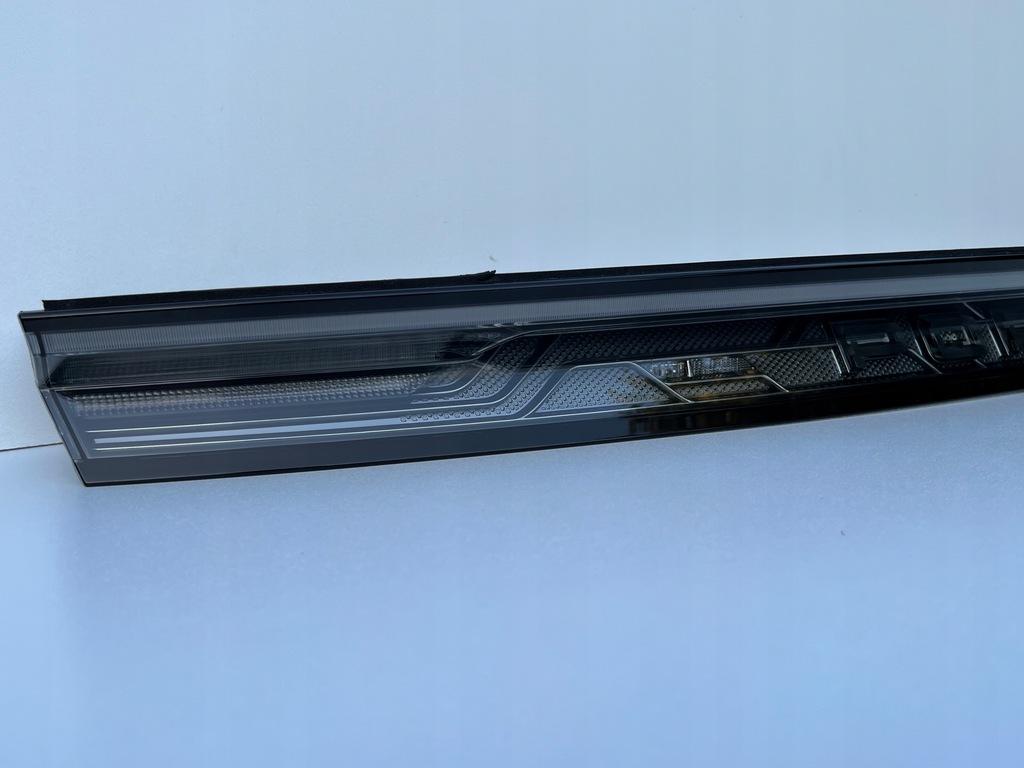 фото №16, Porsche taycan лампа задняя правая левая накладка 9j0945082k 9j1945096a 9j1945095a