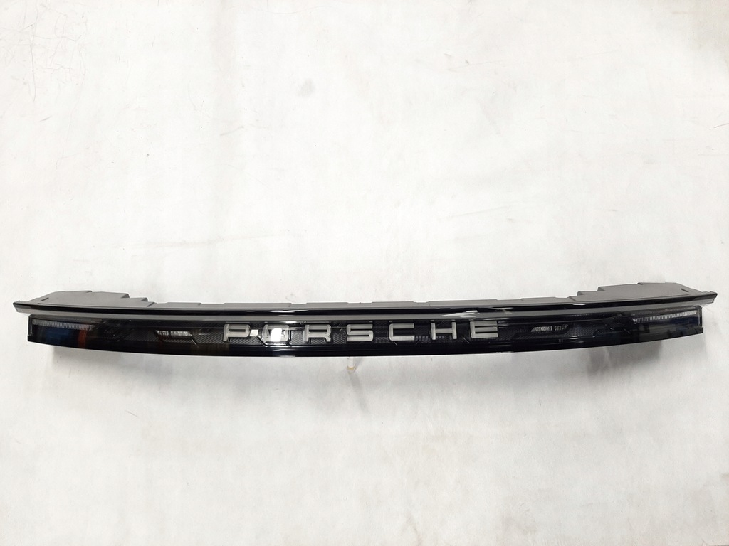 фото №1, Porsche taycan лампа задняя средняя led 9j0945082p