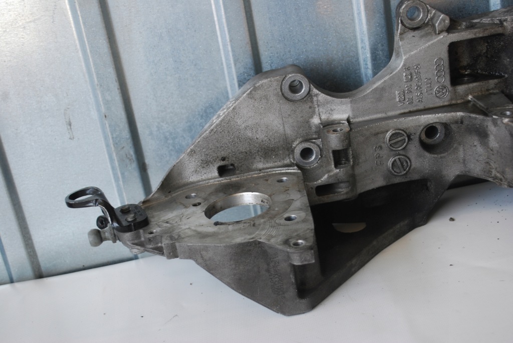 Кронштейн генератора audi a4 b8 2.0 tdi 03l903143h Доставка