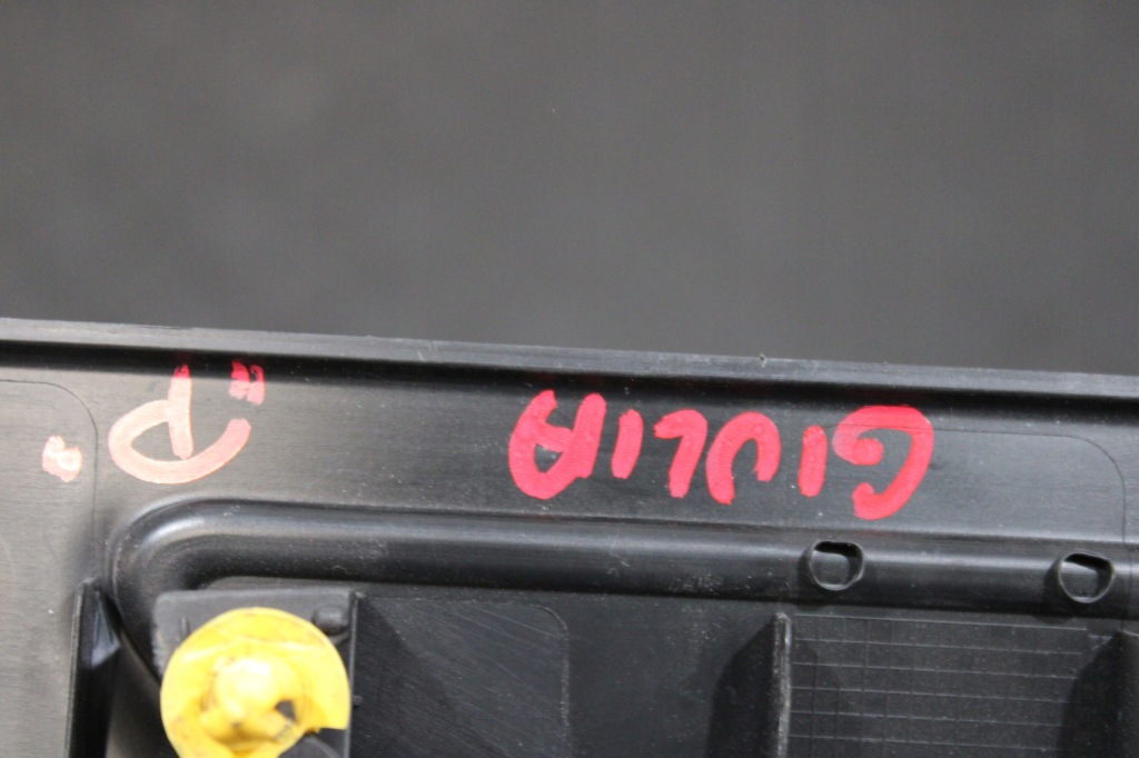 Накладка поріг права 156107572 alfa romeo giulia veloce Доставка