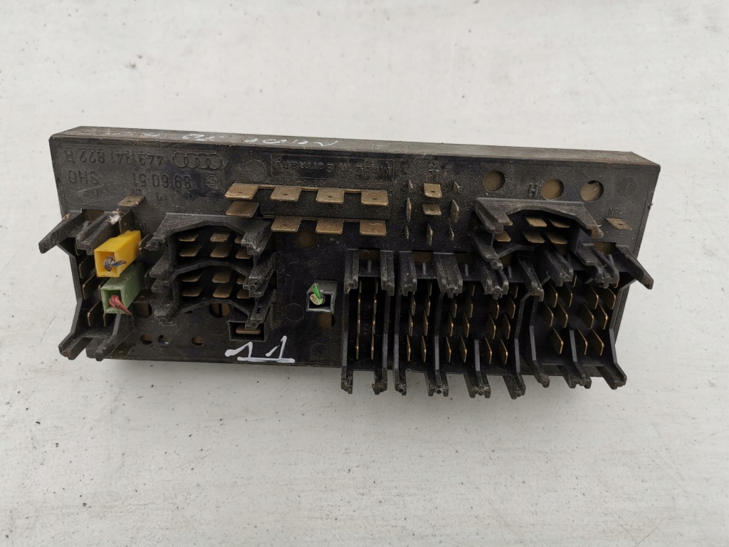Купити Коробка запобіжників 443941822b audi 80