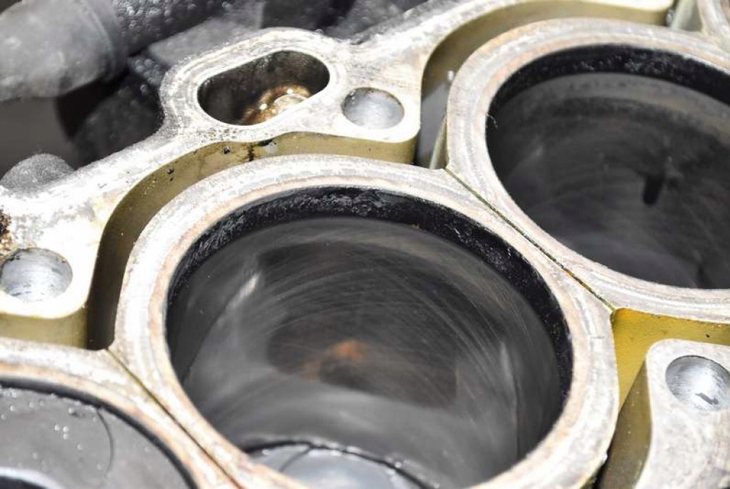 фото №16, Блок dół двигателя wał d5244t7 volvo v70 2 ii 2.4 d 126 km 04-08