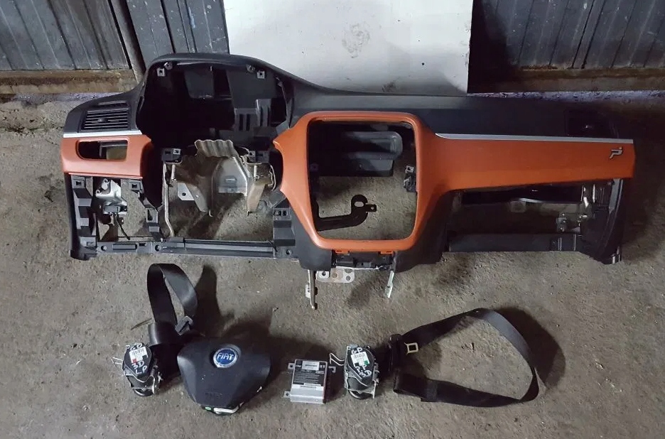 фото №1, Приборная панель подушки безопасности ремни fiat grande punto