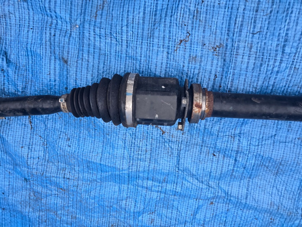 Приводной вал półośka правый  перед giulietta 00505218460 Доставка