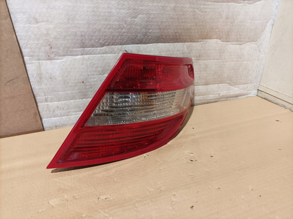 фото №1, Mercedes w204 лампа задня права sedan 2048200264