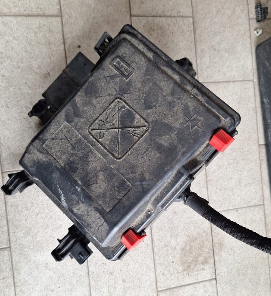 Купить Корпус коробка предохранителей реле 9803299780 ds7