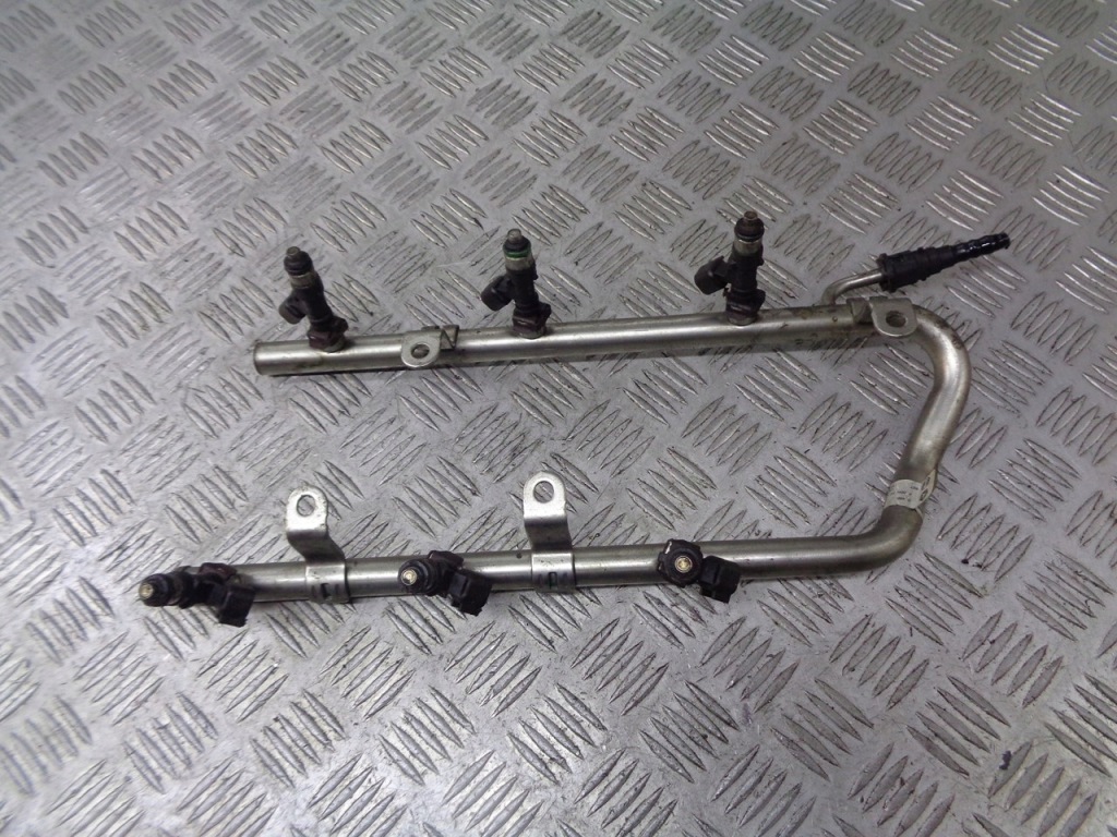 фото №1, Молдинг впрыскная chrysler pacifica 3.5 04861581