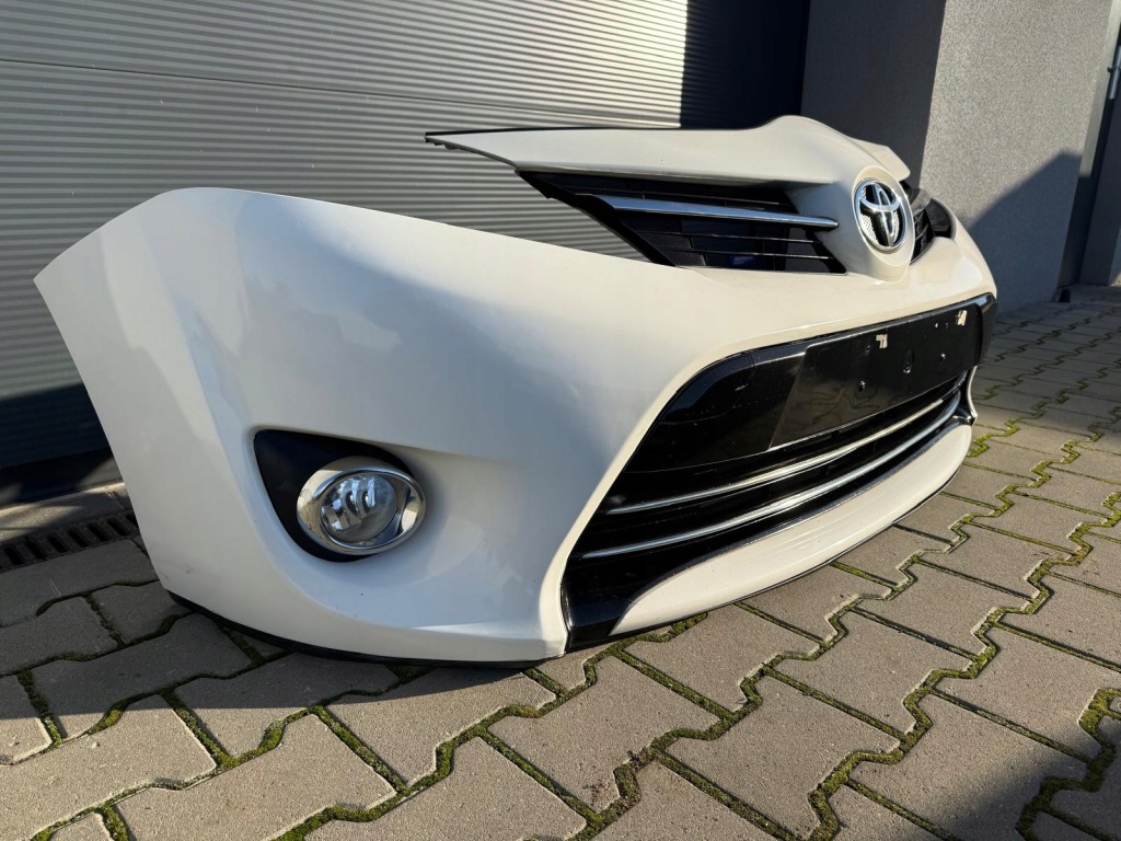 Toyota verso рестайлинг  13-18 бампер передний цвет 040 комплектный с Разборки