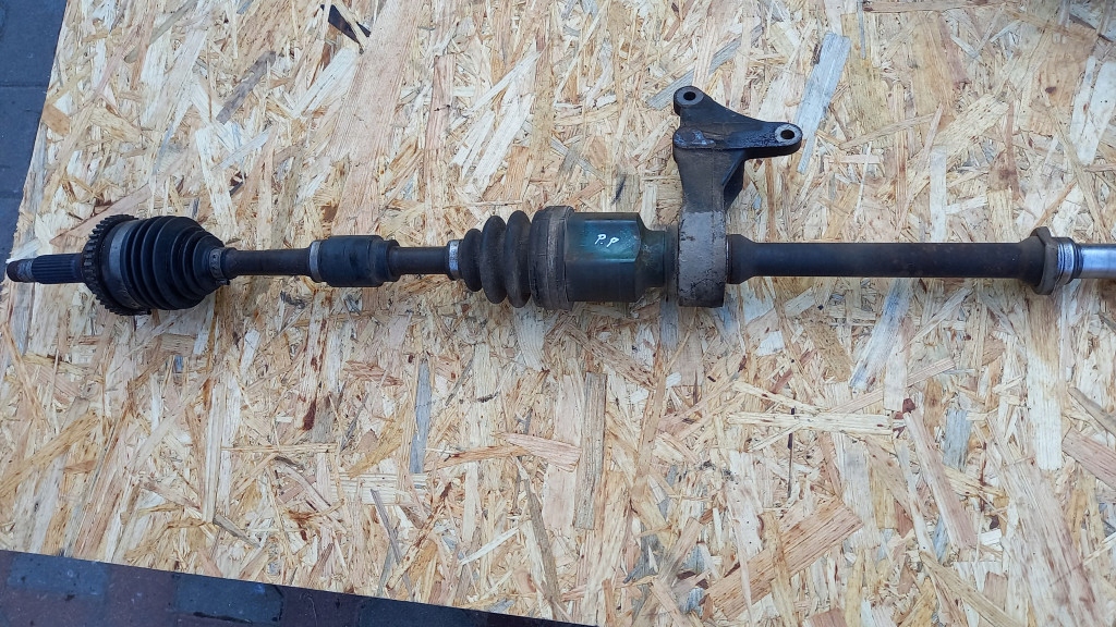 Купити Привідний вал правий перед mazda 323f bj 01r 1.6b hb