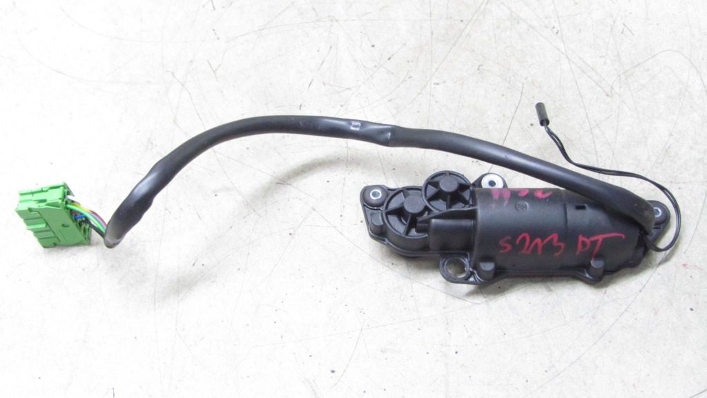 фото №1, Mercedes w213 моторчик шторка багажника правый 9918019433