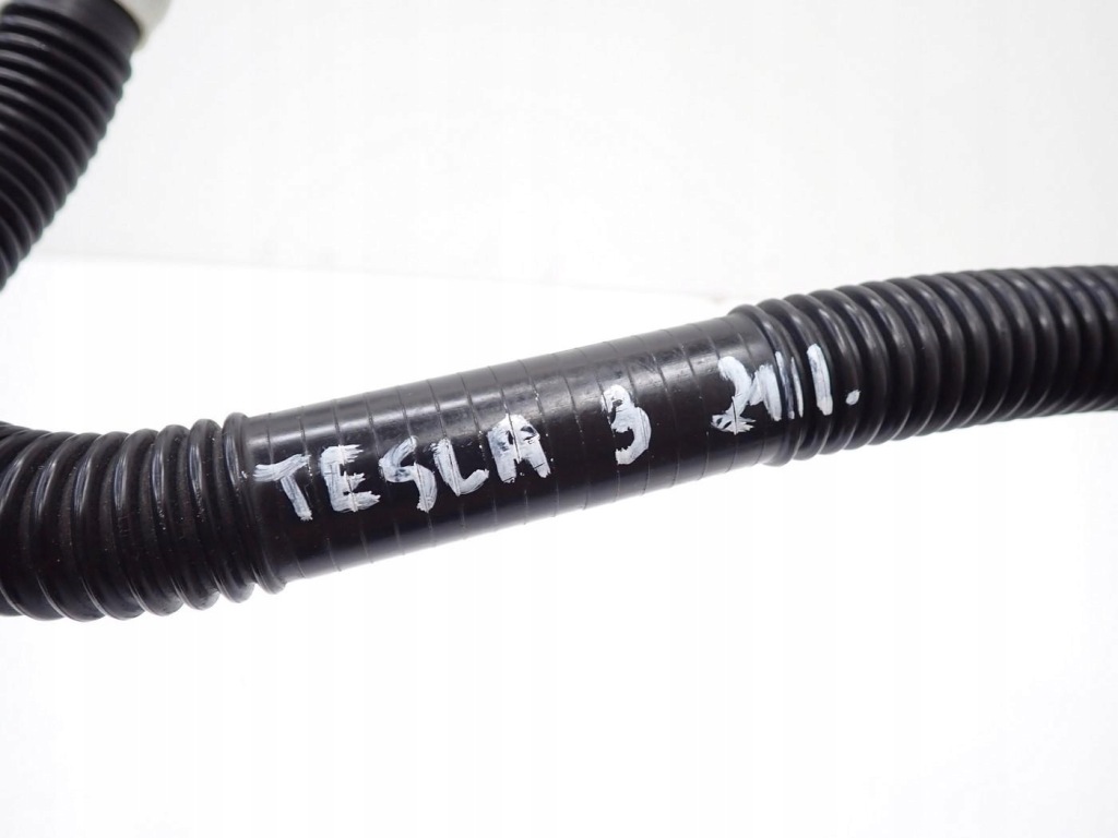 Пабтрубок  шланг трубка воды 1629593-00-a tesla model 3 3d3 3d7 21r с Разборки
