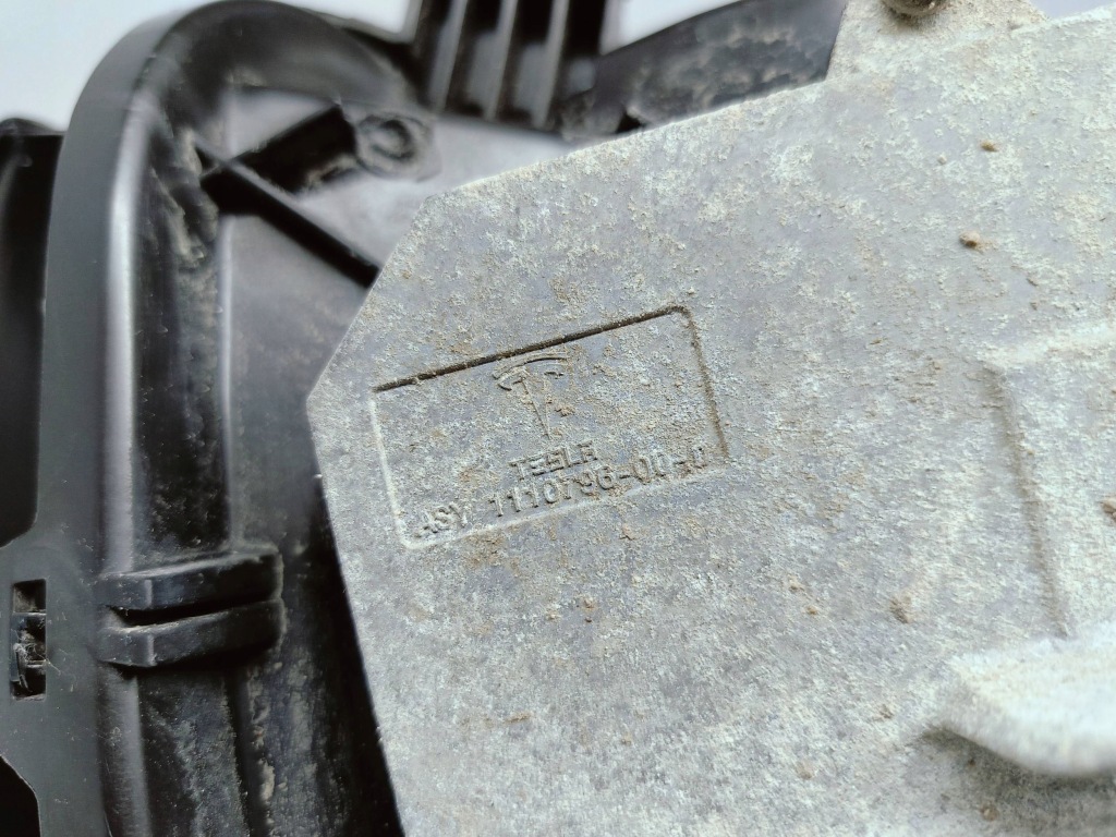 Tesla model 3 m3 17- лампа права перед передня eu 1077376-40-b Недорого