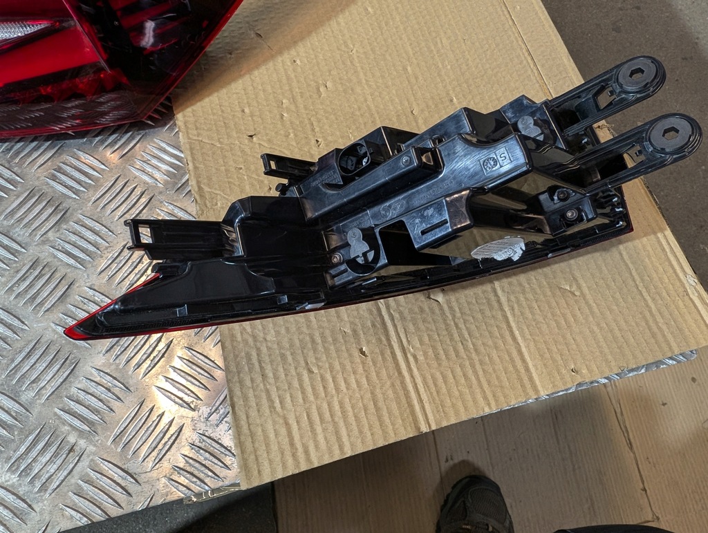 фото №7, Skoda enyaq 5la лампа левая правая задняя w крыло