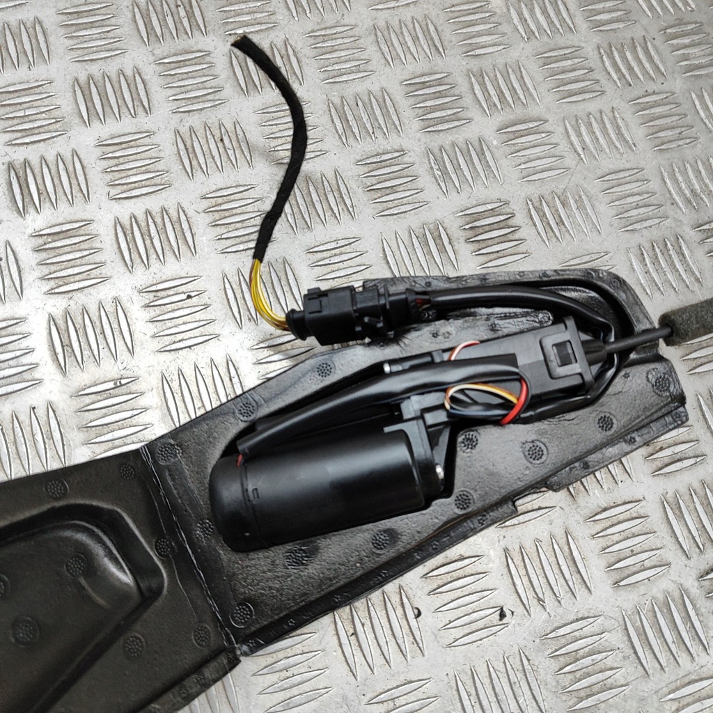 фото №6, Audi a8 s8 d3 4e 2006 замок кришки задній / багажника