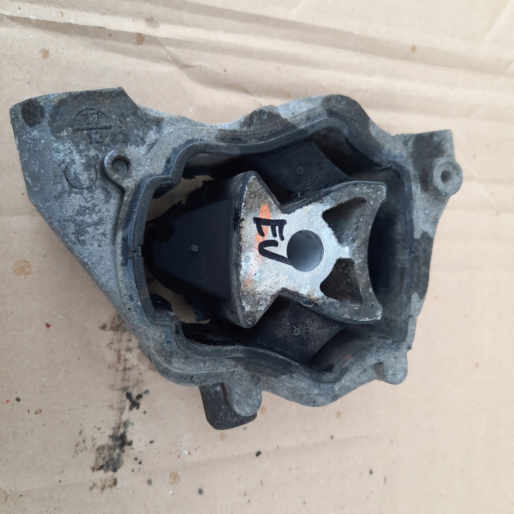 фото №1, Range rover evoque sd4 2.2d кронштейн подушка двигуна tr8070m18