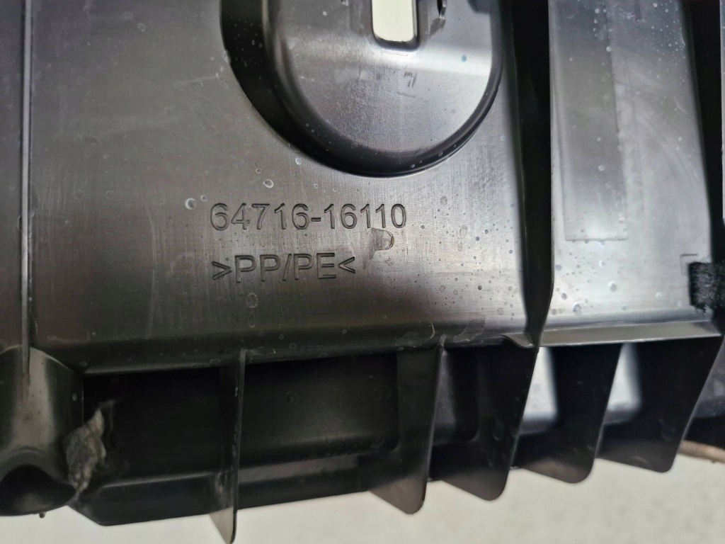 Накладка поперечина багажника toyota corolla cross 6471616110 Зі Шроту