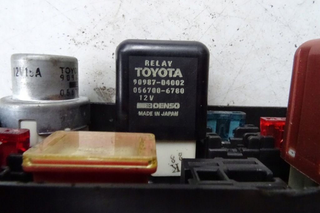 Коробка предохранителей toyota corolla _e10_ 90987040020567006780 1.3l Цена