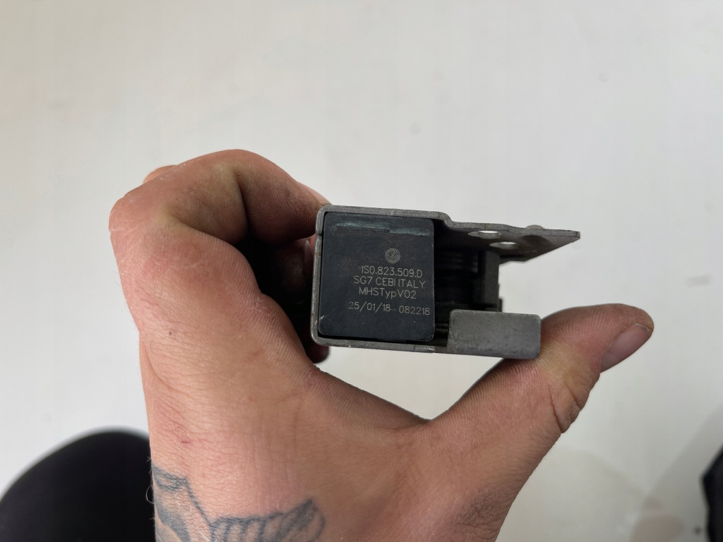 фото №4, Vw up 1s0 замок капот засувка 1s0823509d