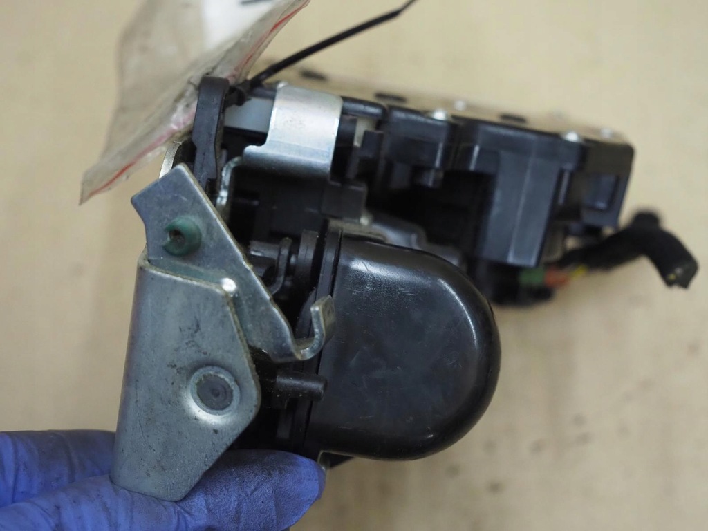 фото №8, Kia sedona carnival iii замок кришки 81230-4d100