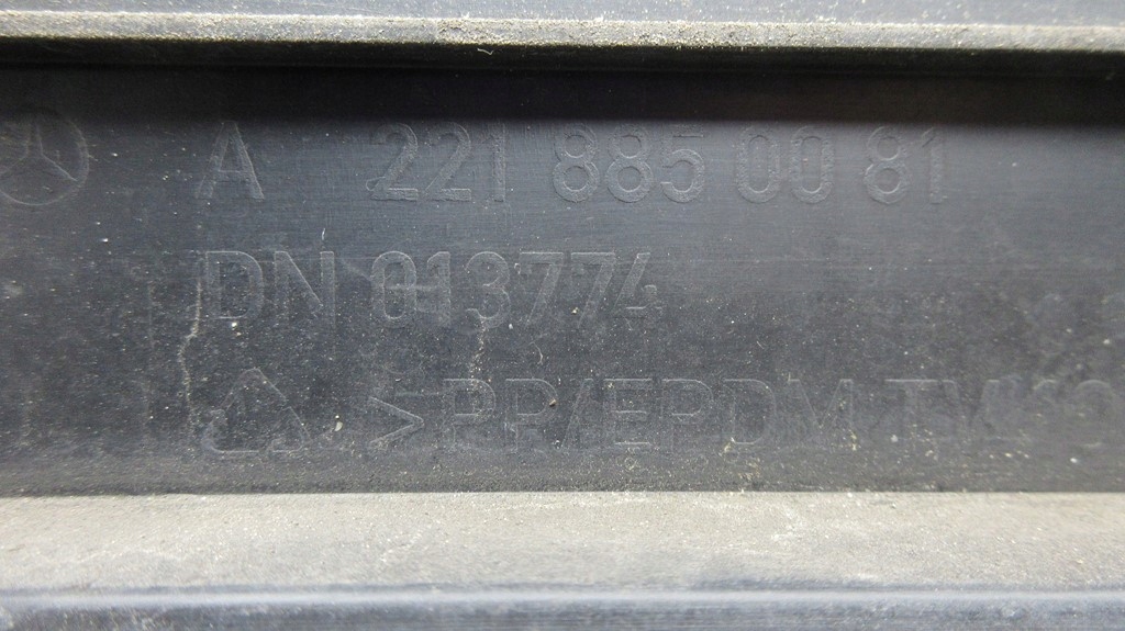 фото №7, Mercedes w221 a2218850081 подкладка pod номерной знак передний бампера