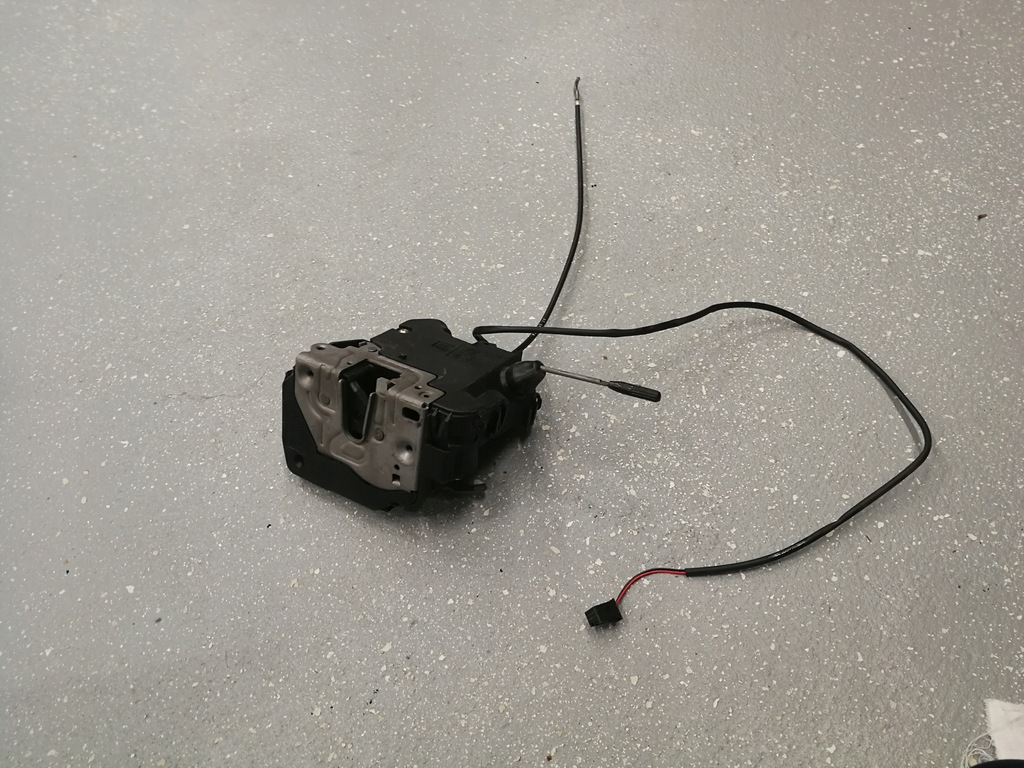 фото №1, Mercedes w203 замок дверь правый перед 2037200435